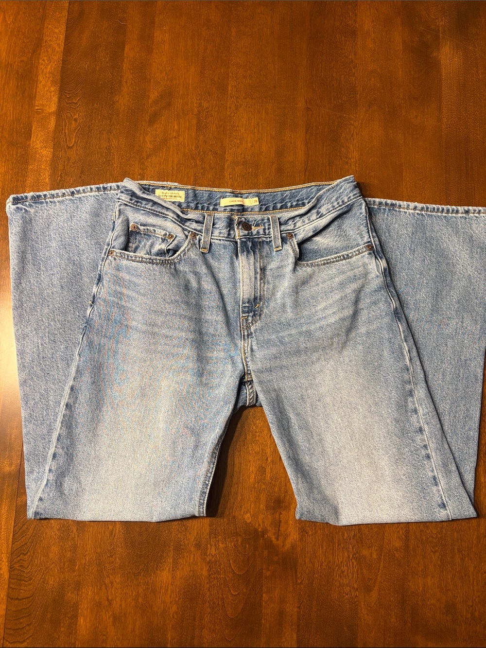 Levi’s premium loose boot jeans 28